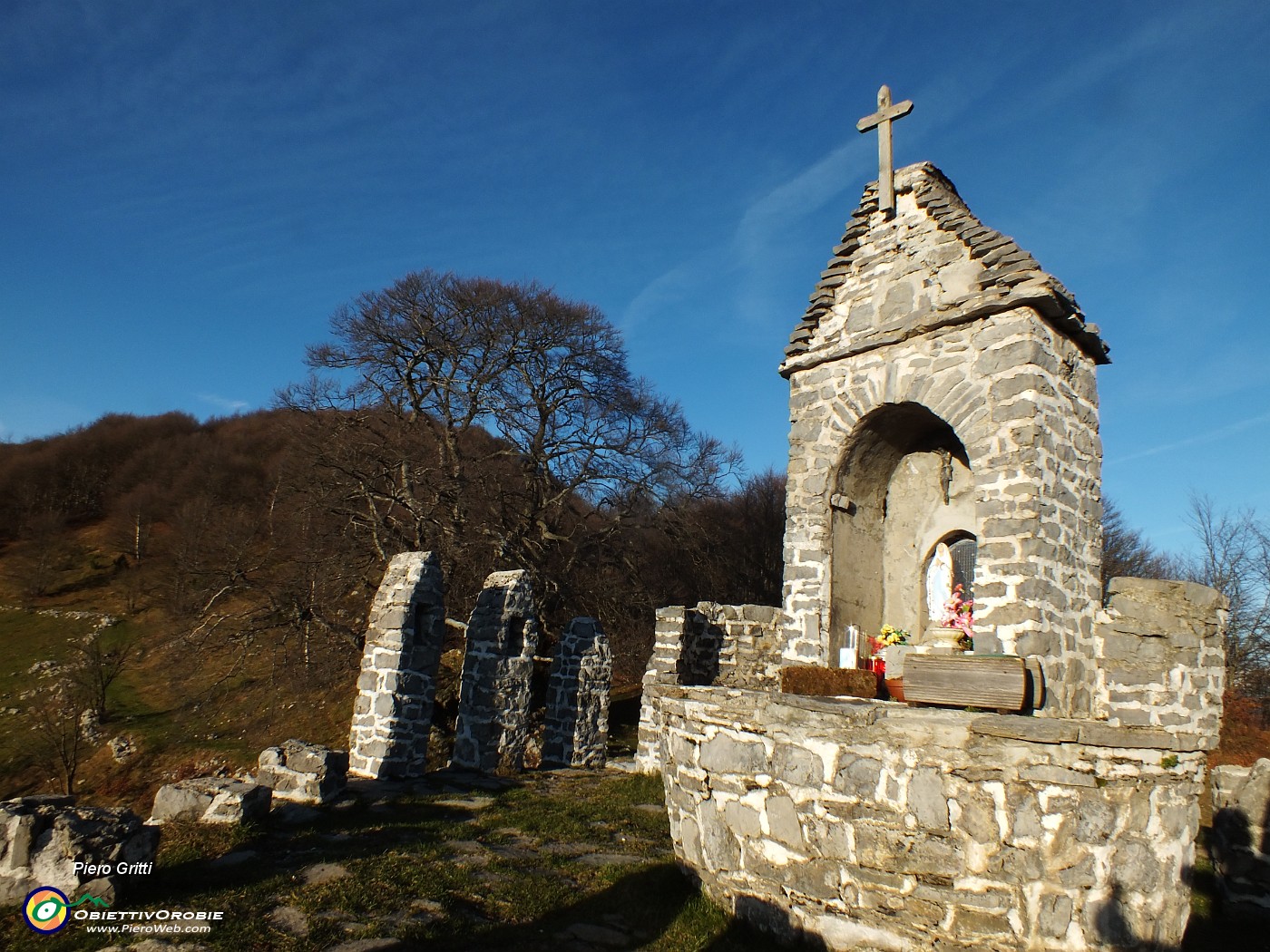 83 L'altare del tempietto con la Madonnina.JPG